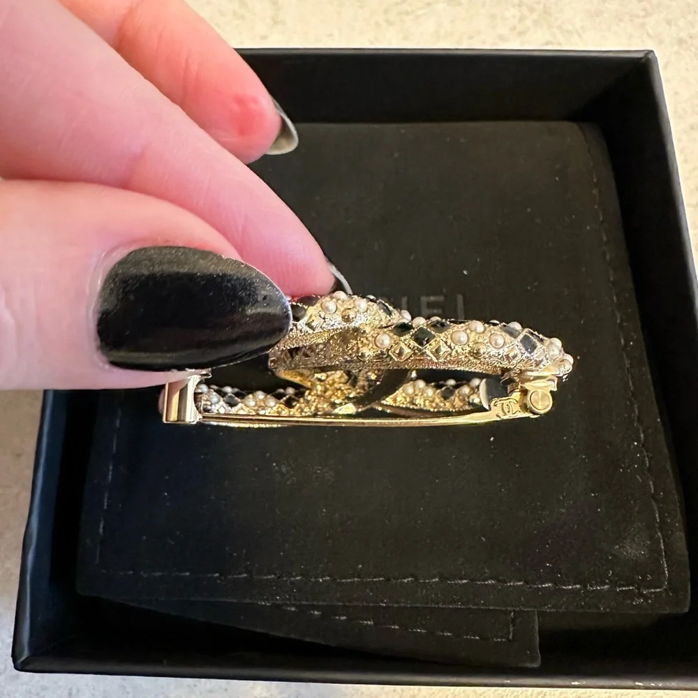 BNW AUTH CHANEL 21A GOLD, PEARLY WHITE & BLACK BROOCH, MADE IN FRANCE